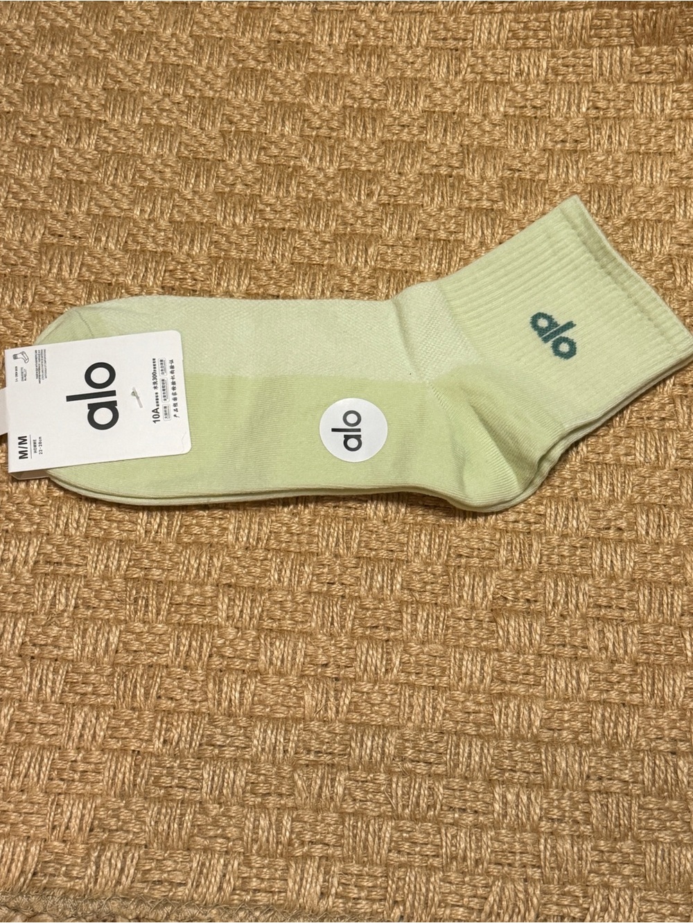 ALO Yoga Pistachio 3/4 Crew Athletic Socks (Unisex, size Medium)